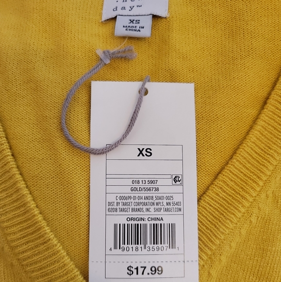 Women's Lightweight V-Neck Pullover Sweater - Picture 4 of 4